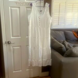 White tiered  maxi dress with buttons down the front. Size 2X great condition